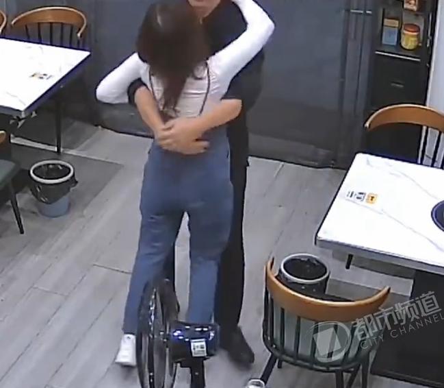 电视剧都不敢这么拍！
丈夫满怀爱意的一个紧紧拥抱，竟然把妻子送进了骨科，CT一查