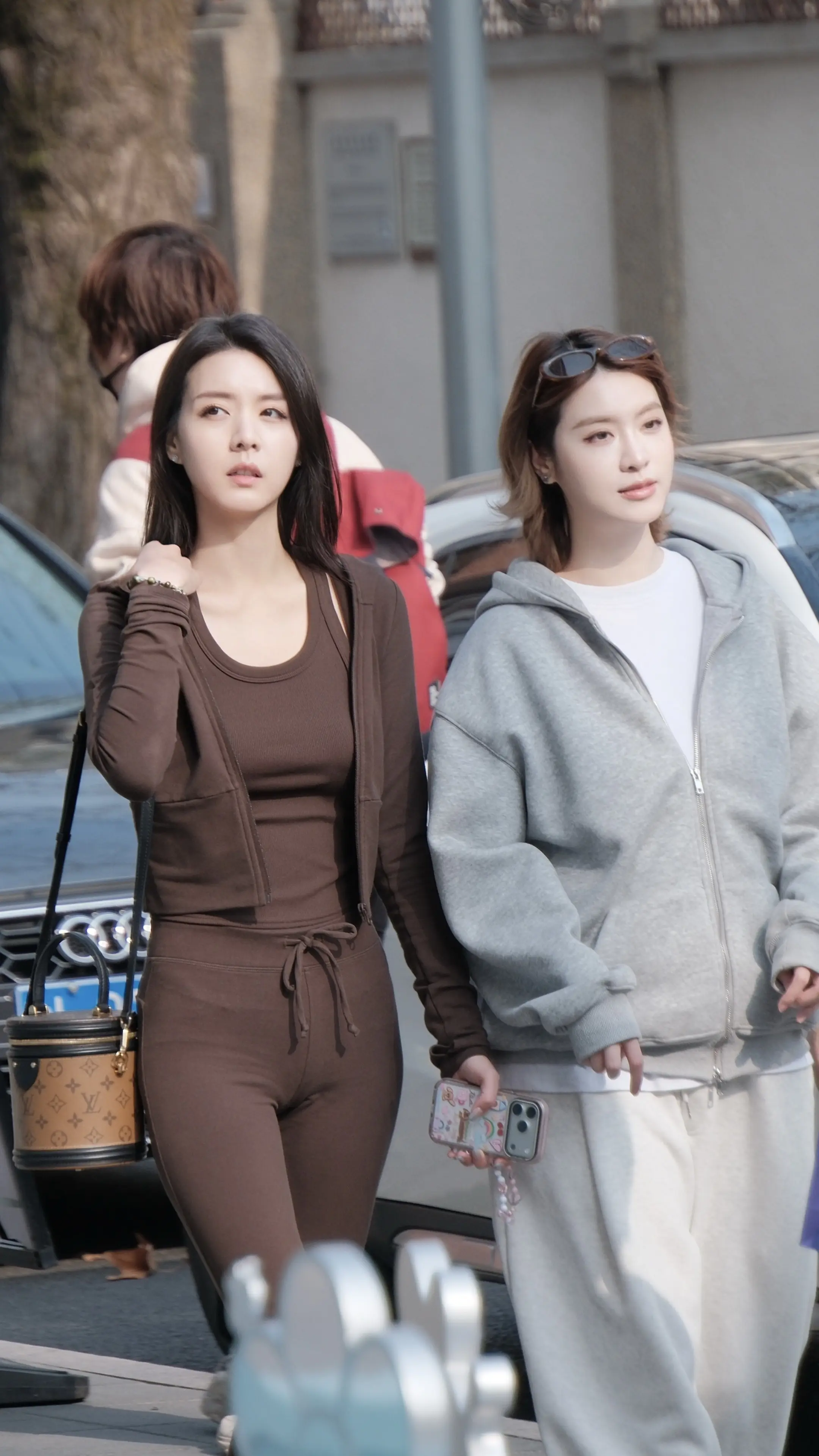 上海街拍。有时候也想问问她们，皮肤跟发量是怎么保养的！！