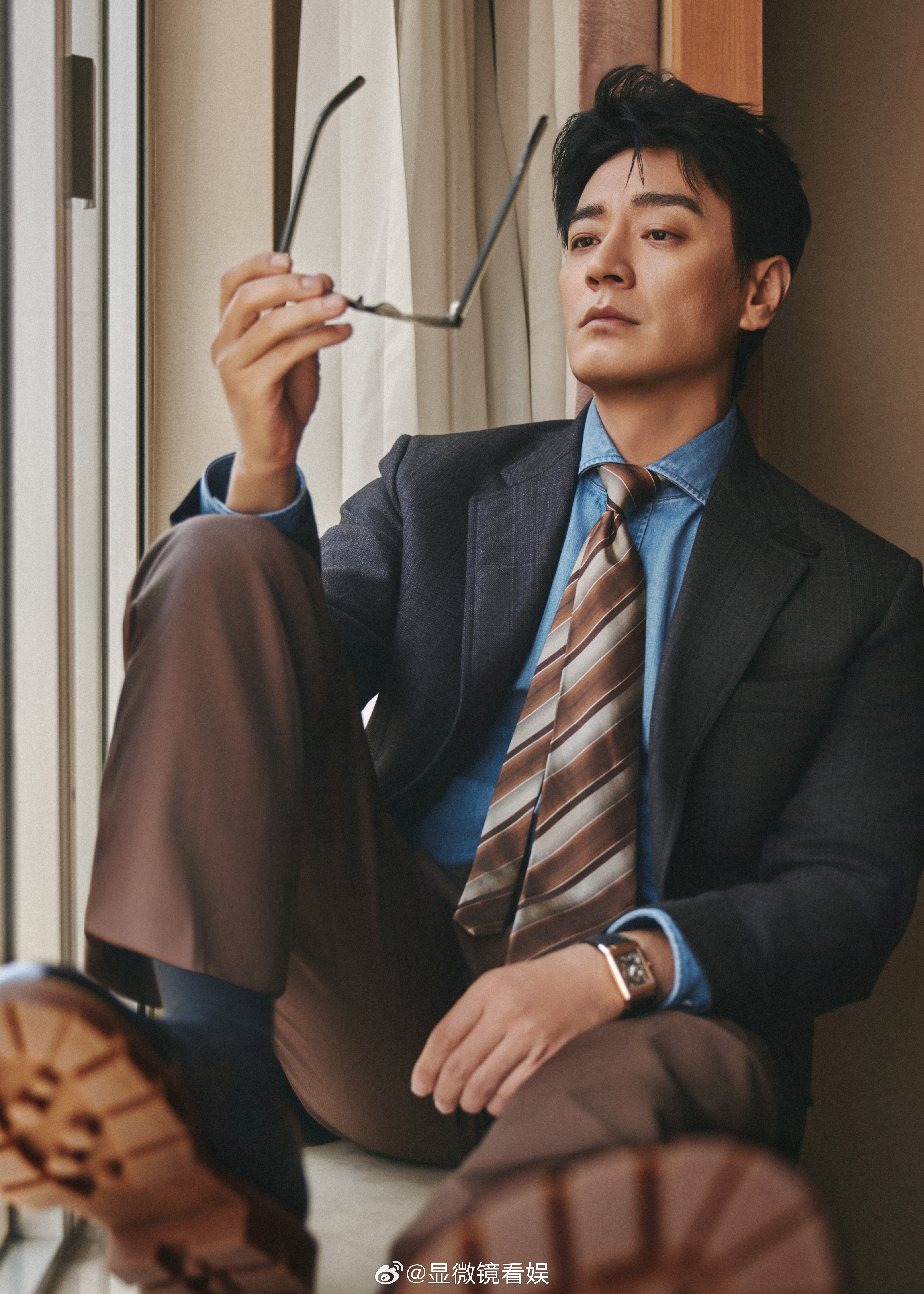 李光洁复刻千禧年代初代美式绅士感。边框眼镜+格纹西装，是时髦知识分子的穿搭模板李