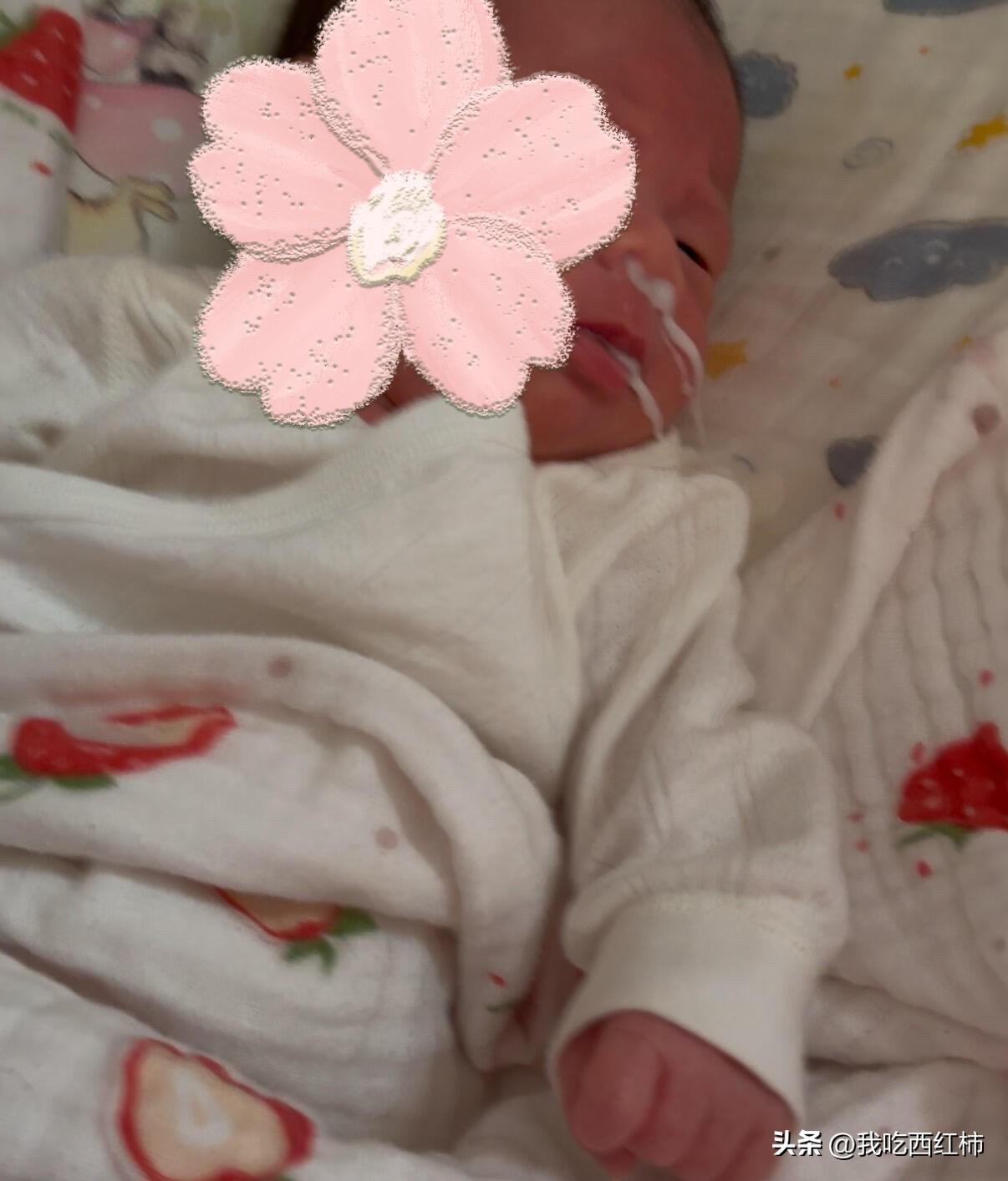 宝宝二十六天经常鼻子里流奶怎么办
吃奶后一两个小时如果扭动身体就会吐奶，鼻子里也