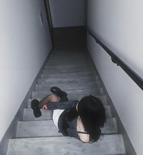 “白嫖上瘾了？”江苏昆山，一女子酒后为图省事，摸黑从消防通道下楼扔垃圾，结果一脚