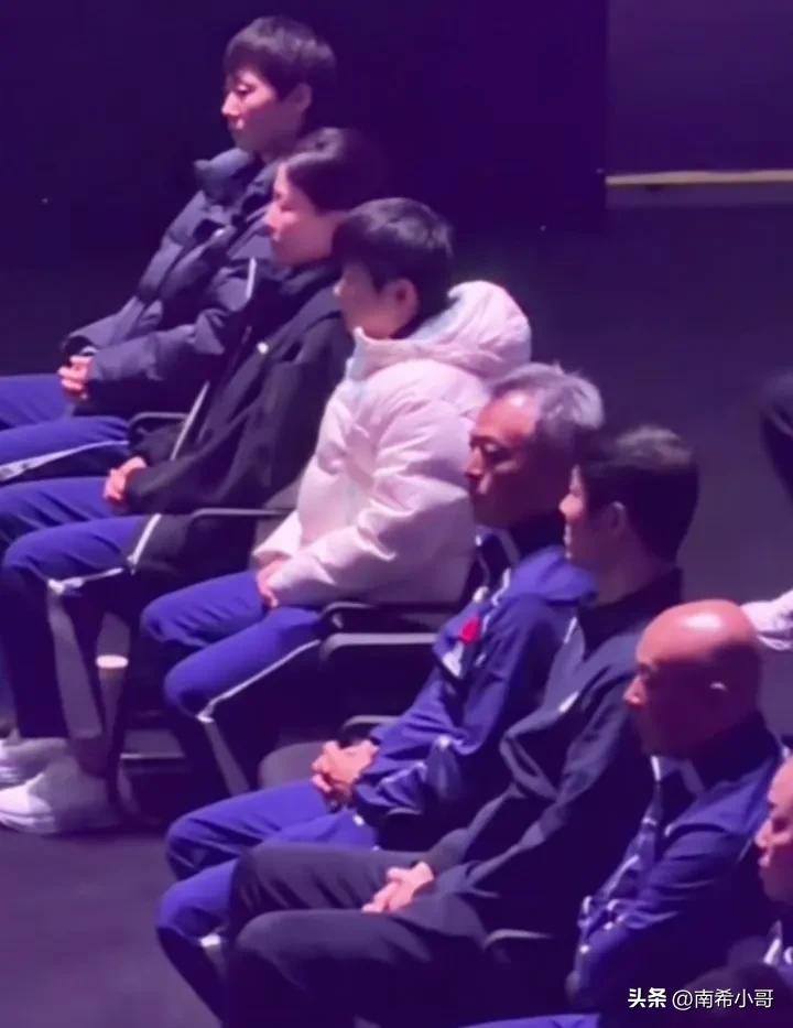 一个细节暴露出莎莎内心的真实想法，
女单决赛现场，
谁注意到莎莎的一个细微动作，