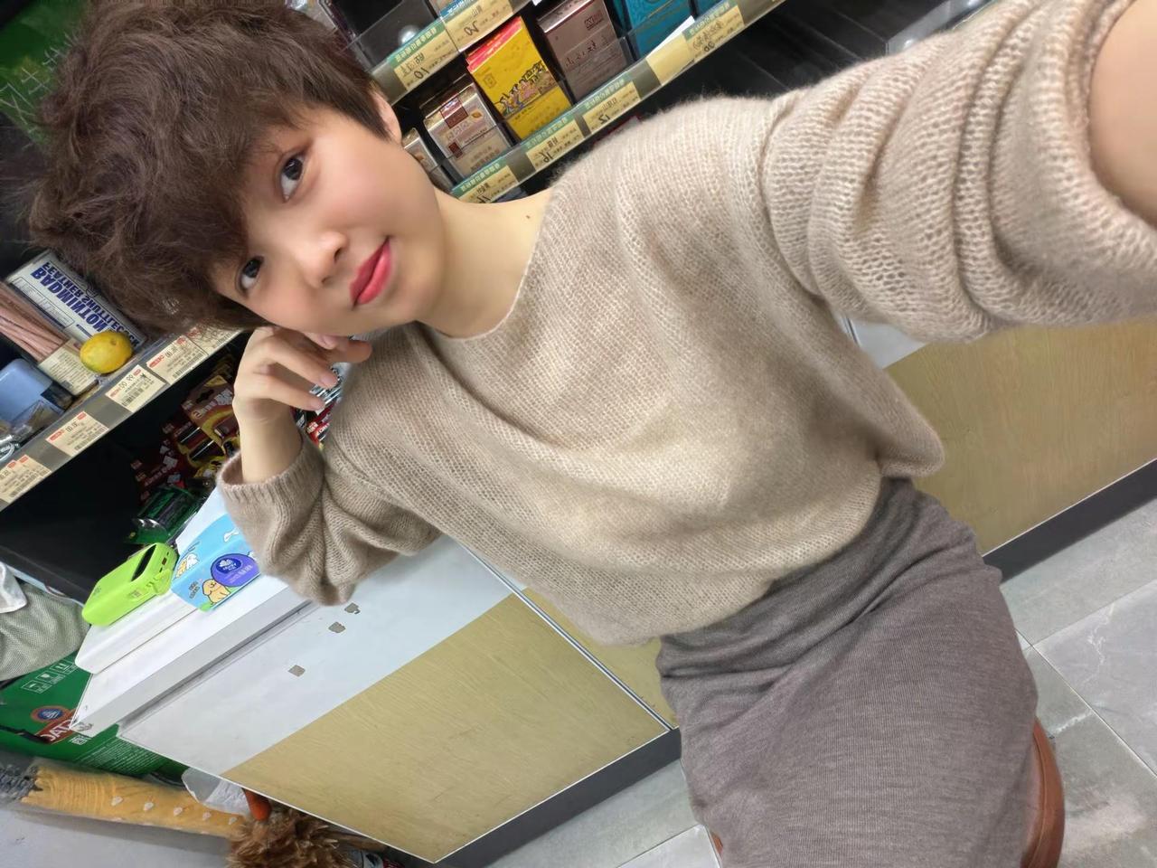 左右不了一个男人，那就左右都是男人，既然岸上没有爱，那就下海继续嗨！你的短发女孩