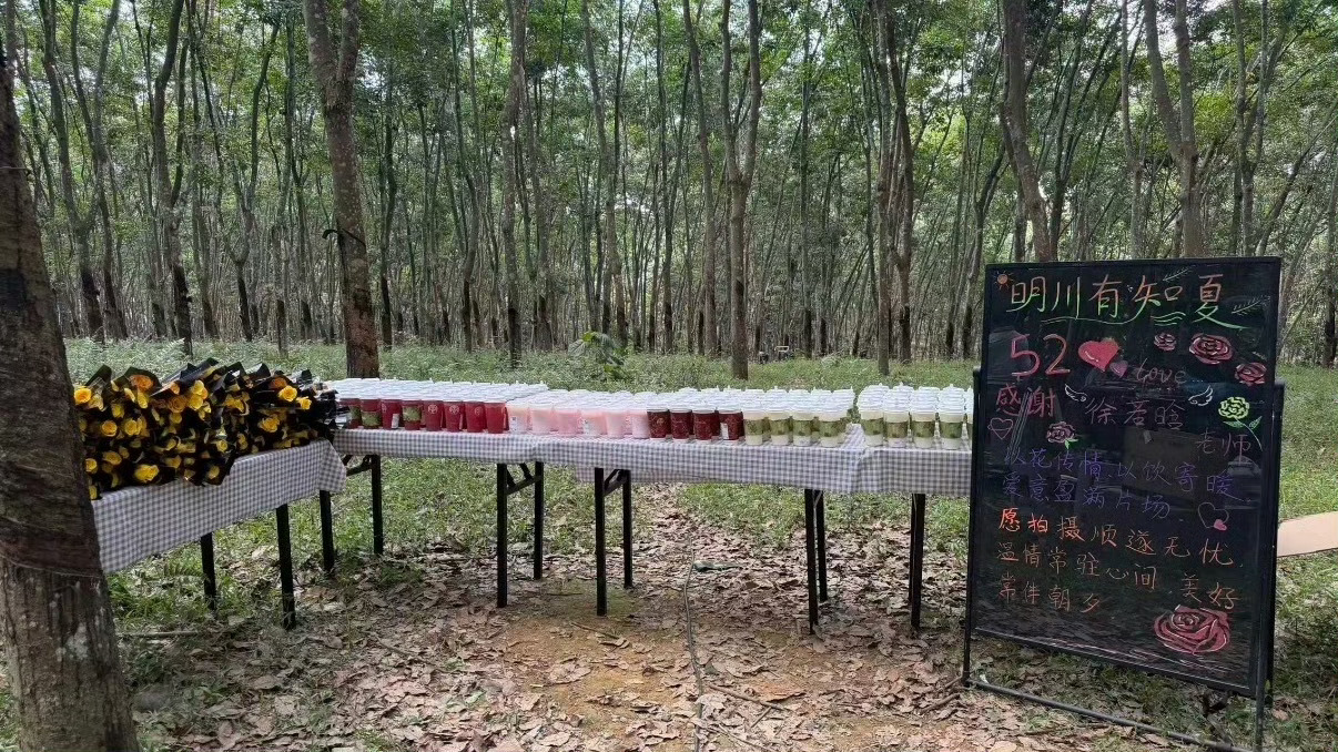 徐若晗  徐若晗520送了剧组全体工作人员鲜花和奶茶西西好会爱人🥹🥹女孩你太