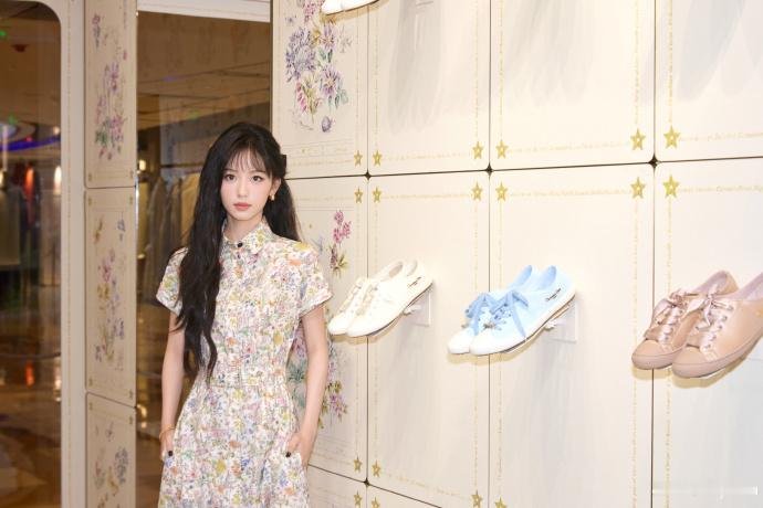 周也繁花长裙  周也繁花长裙真的是太美了呀，完全就好像从油画里面走出来的美人呀，