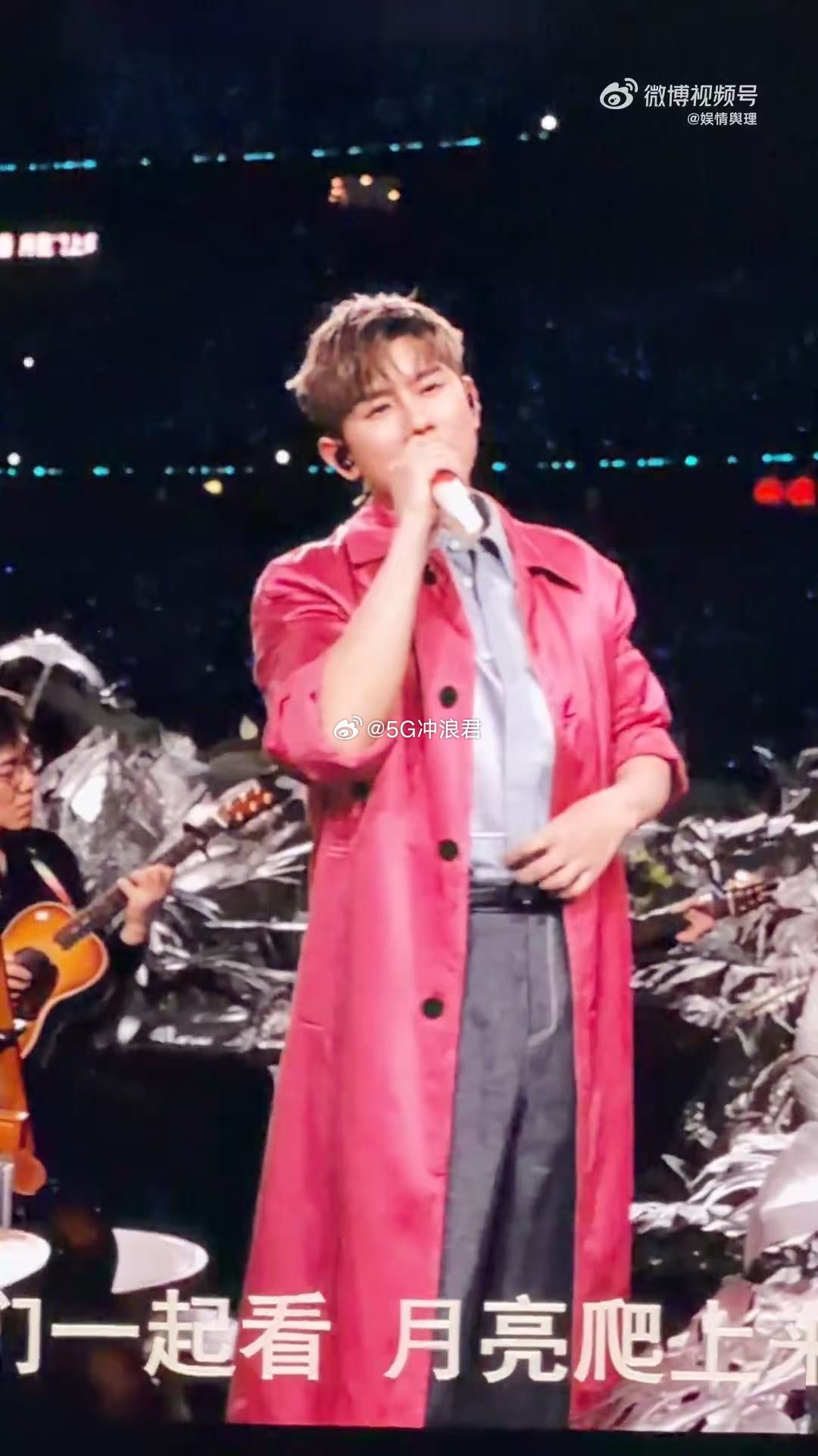张杰和粉丝对唱看月亮爬上来 他站在舞台中央唱看月亮爬上来，全场万人齐声接唱，那一