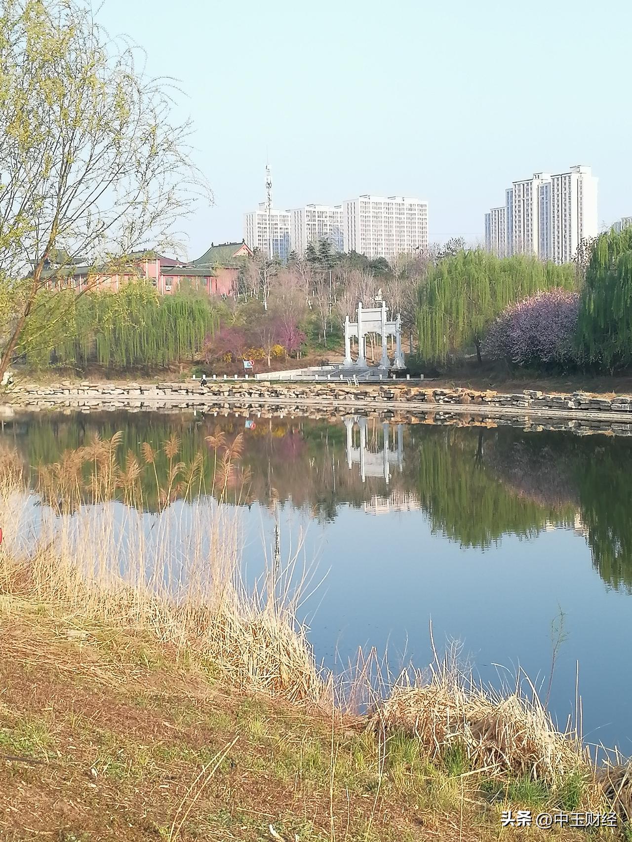 围着湖边慢跑，实际上是一种极佳的锻炼方式。湖边景色宜人，古船渡口处水天一色。在运