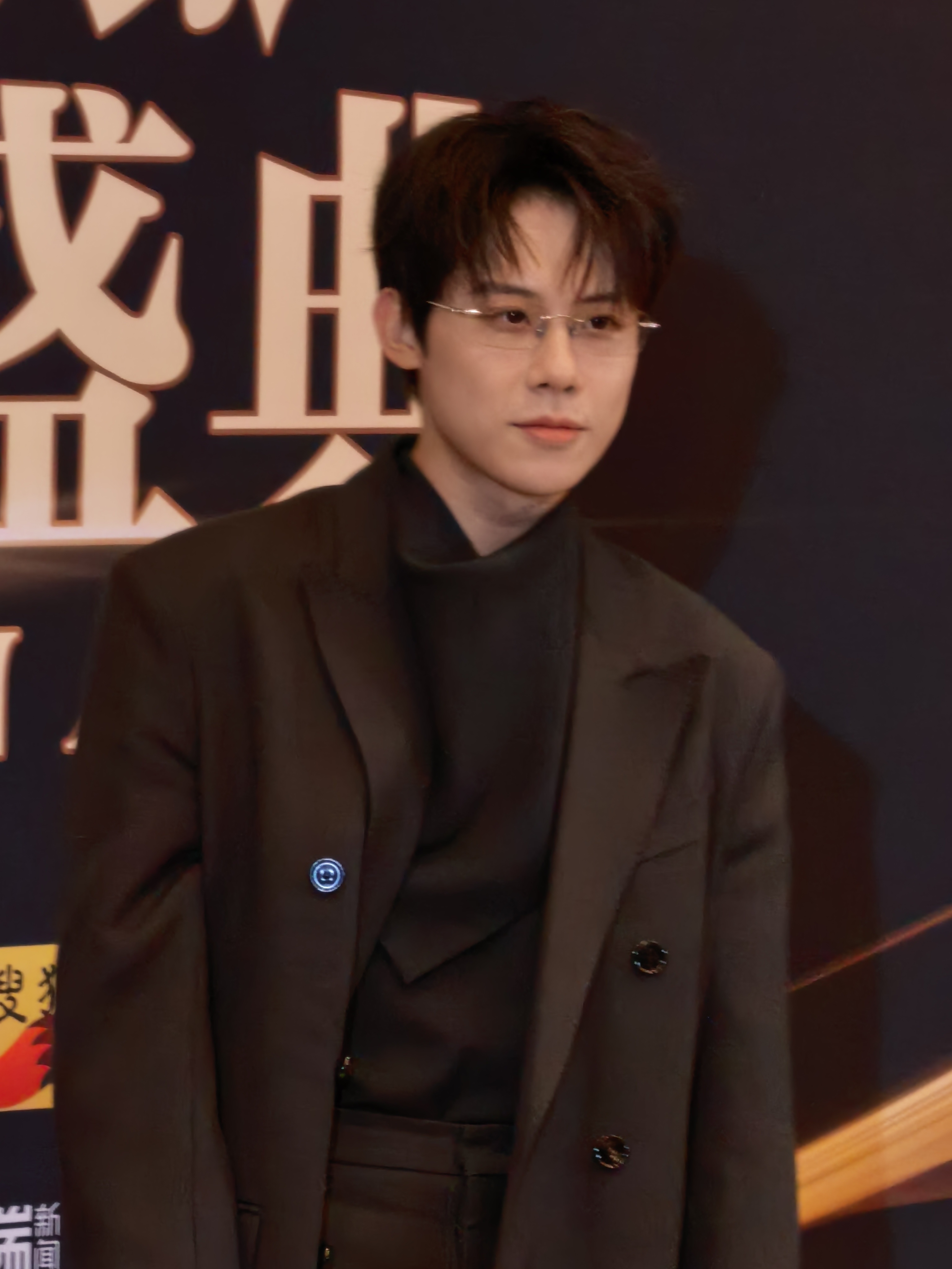 周奇谁来懂一下周奇扶眼镜 滴！！都来看今天all black超帅超酷的周奇扶眼镜