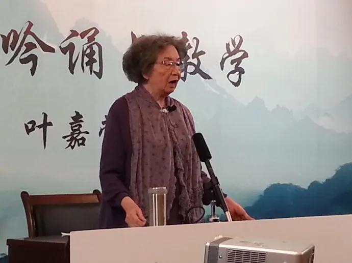 悼叶嘉莹先生

何东先生
 
先生此去若归鸿，诗苑长铭不朽功。
墨韵幽怀融旧梦，
