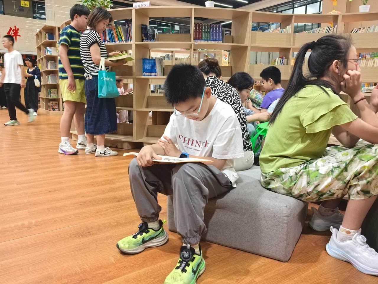 阅读与人生相伴（薛金山拍摄于安阳市图书馆）文学素养从娃娃抓起 阅读兴趣培养 培养