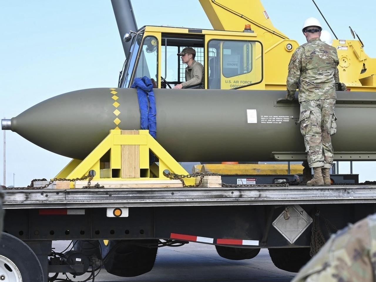 伊朗刚刚放了个大招，宣称直接废了美军三枚“地堡杀手”！这可不是普通炸弹，是专炸地