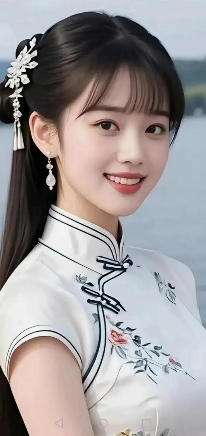 优雅的旗袍美人，古典与现代的完美结合。