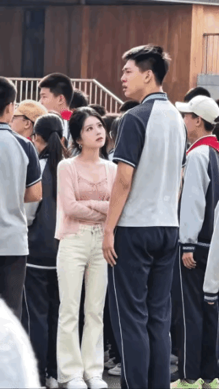 旁边那个憋笑憋的快哭了