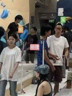 张极张泽禹攀岩信守约定奔赴攀岩之旅，张泽禹与张极互相打气共同向上攀登，少年意气相
