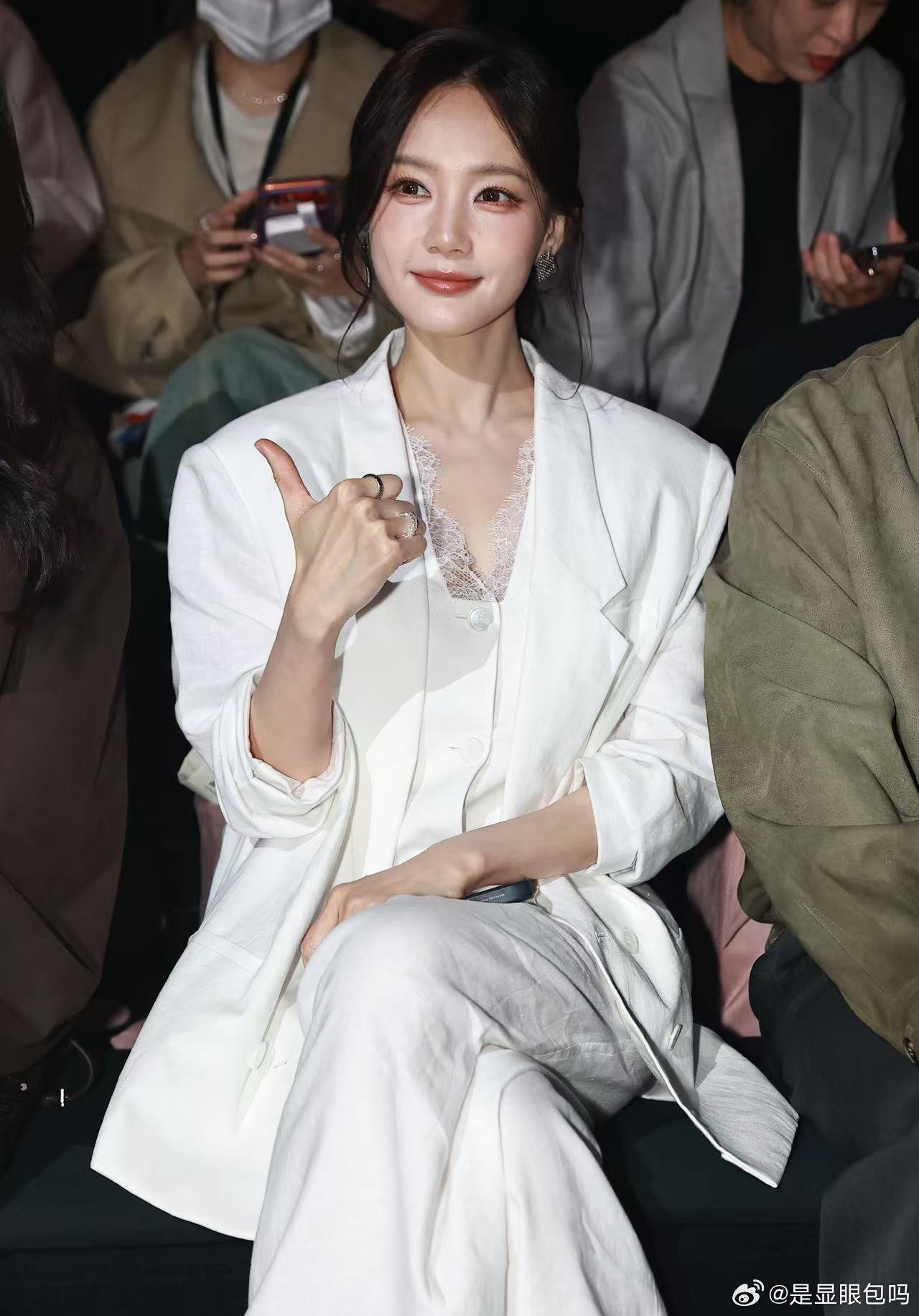 李一桐说自己肿成悲伤蛙拍戏过敏肿成悲伤蛙还在线自嘲，心态也太乐观了！温柔叮嘱大家