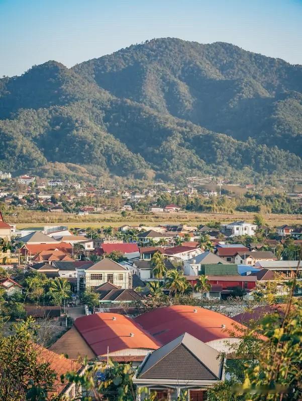 上联：秋乘落叶去，求下联：…？