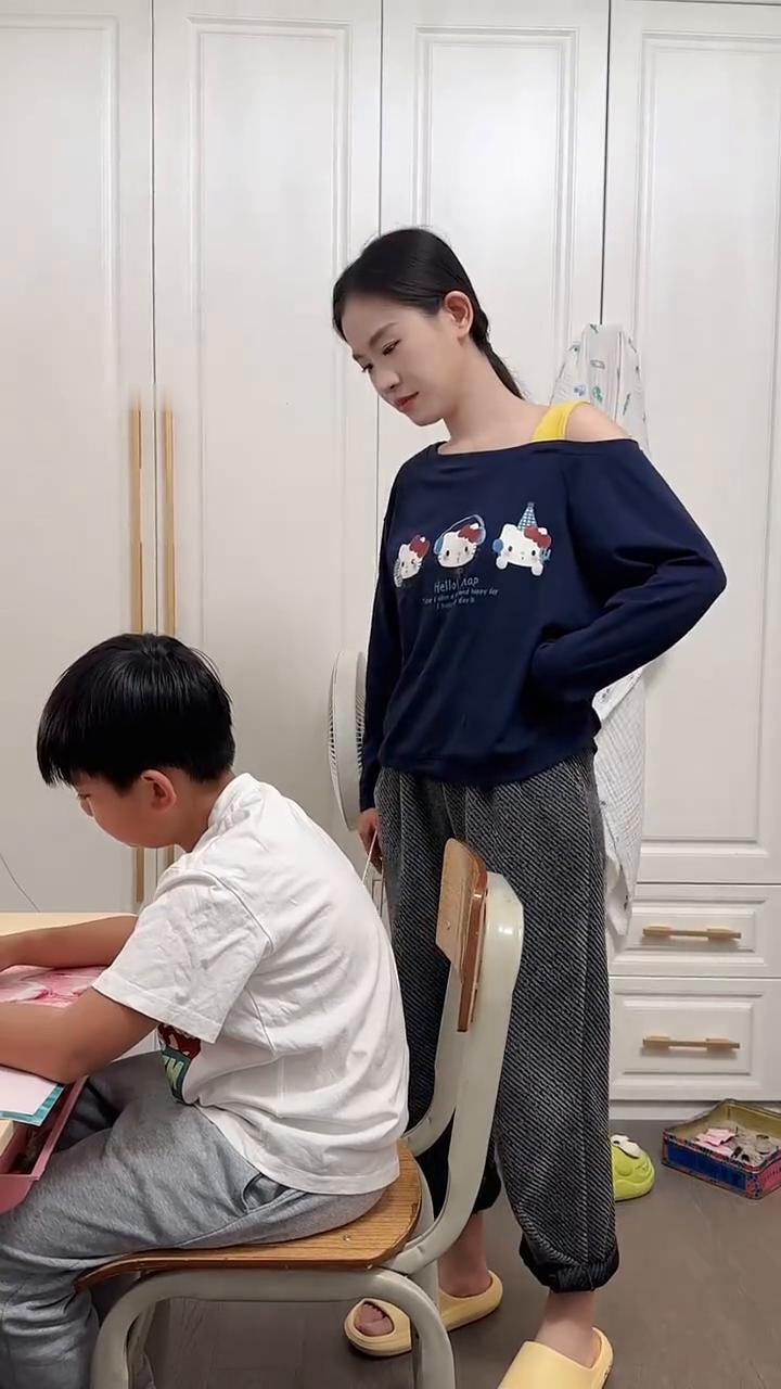 背挺直。