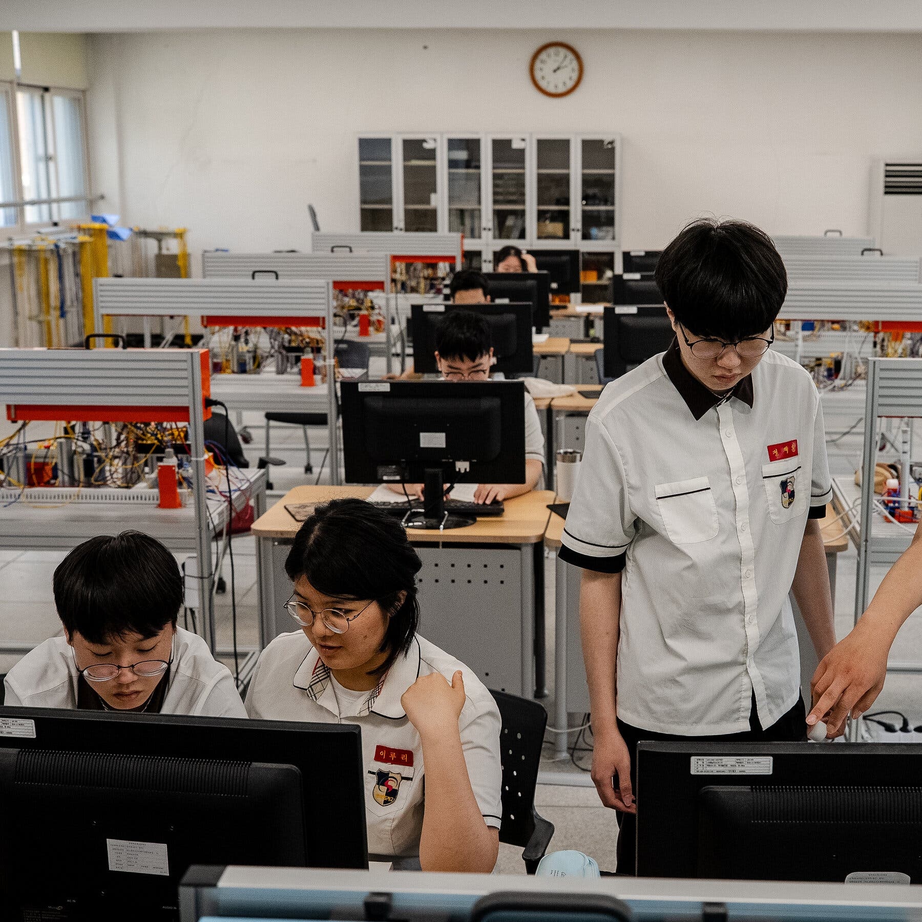 在半导体热潮下，『纽约时报』走访了韩国的名匠中学 —— 忠北半导体高中。看名字你