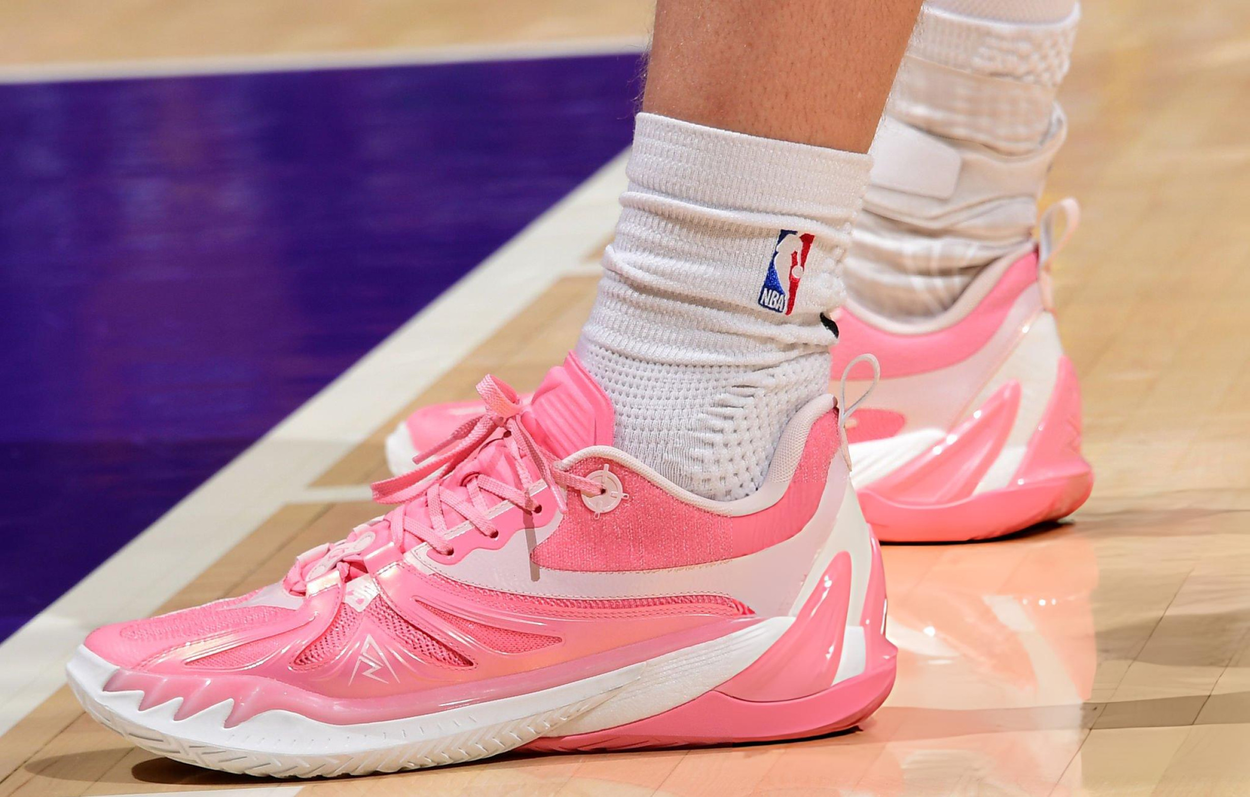 Austin Reaves今日上脚准者AR 3“情人节”配色。很少有一款限定配色