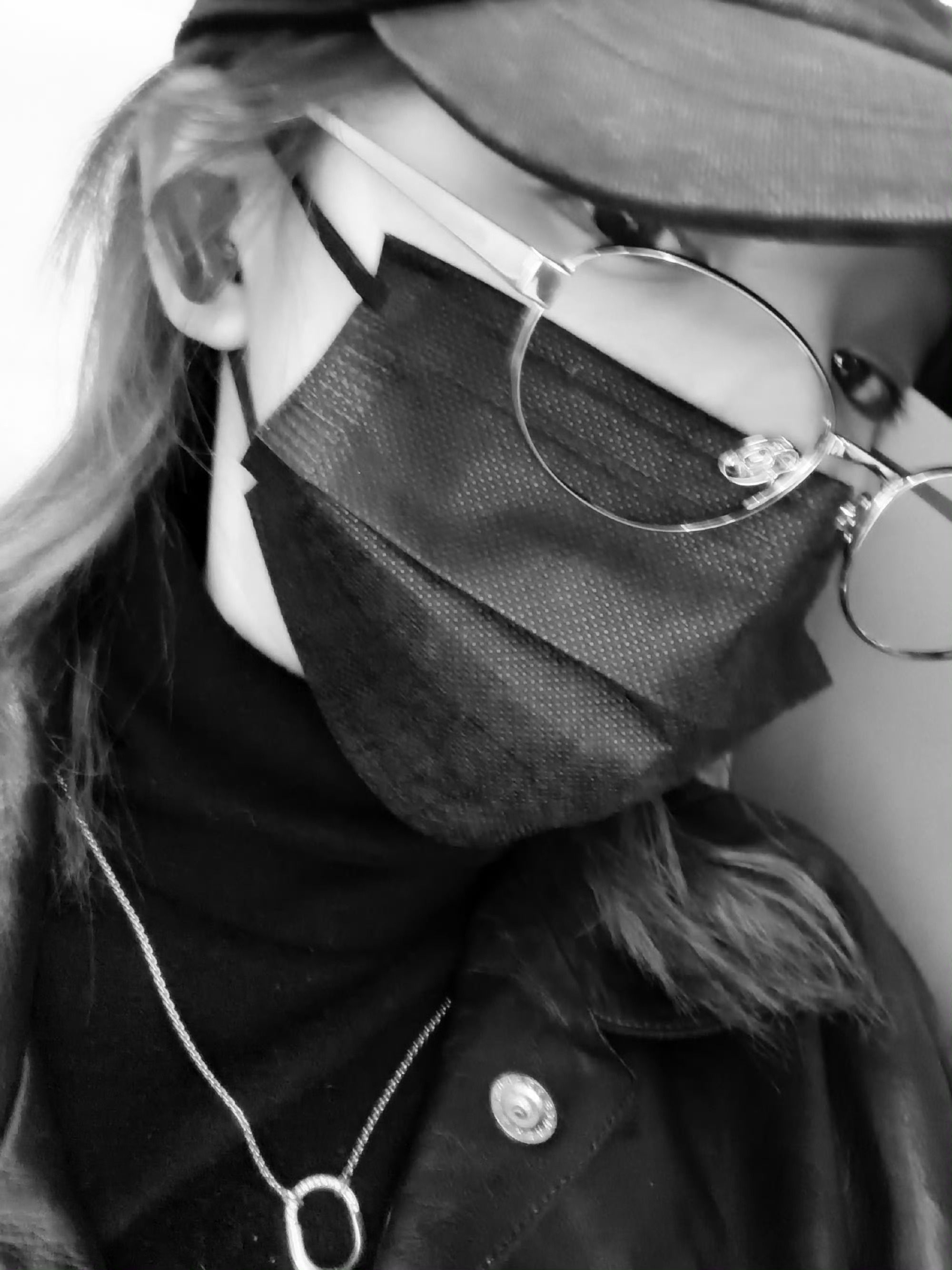 宋雨琦黑白氛围感自拍 帅小狗来袭！雨琦的自拍审美真的绝了！每一张都像时尚大片，黑