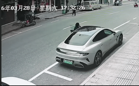 看不懂的三轮车。
女子不知双腿放到驾驶了没有……
唉！无妄之灾哟！
不会是Al合