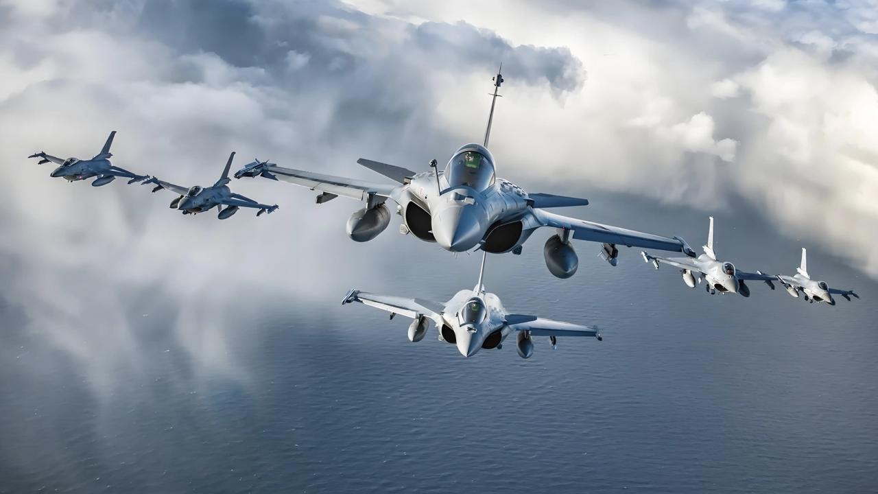 中巴“枭龙”战机，打破欧美垄断，成全球军火市场“香饽饽”。
中巴一起搞出来的“枭