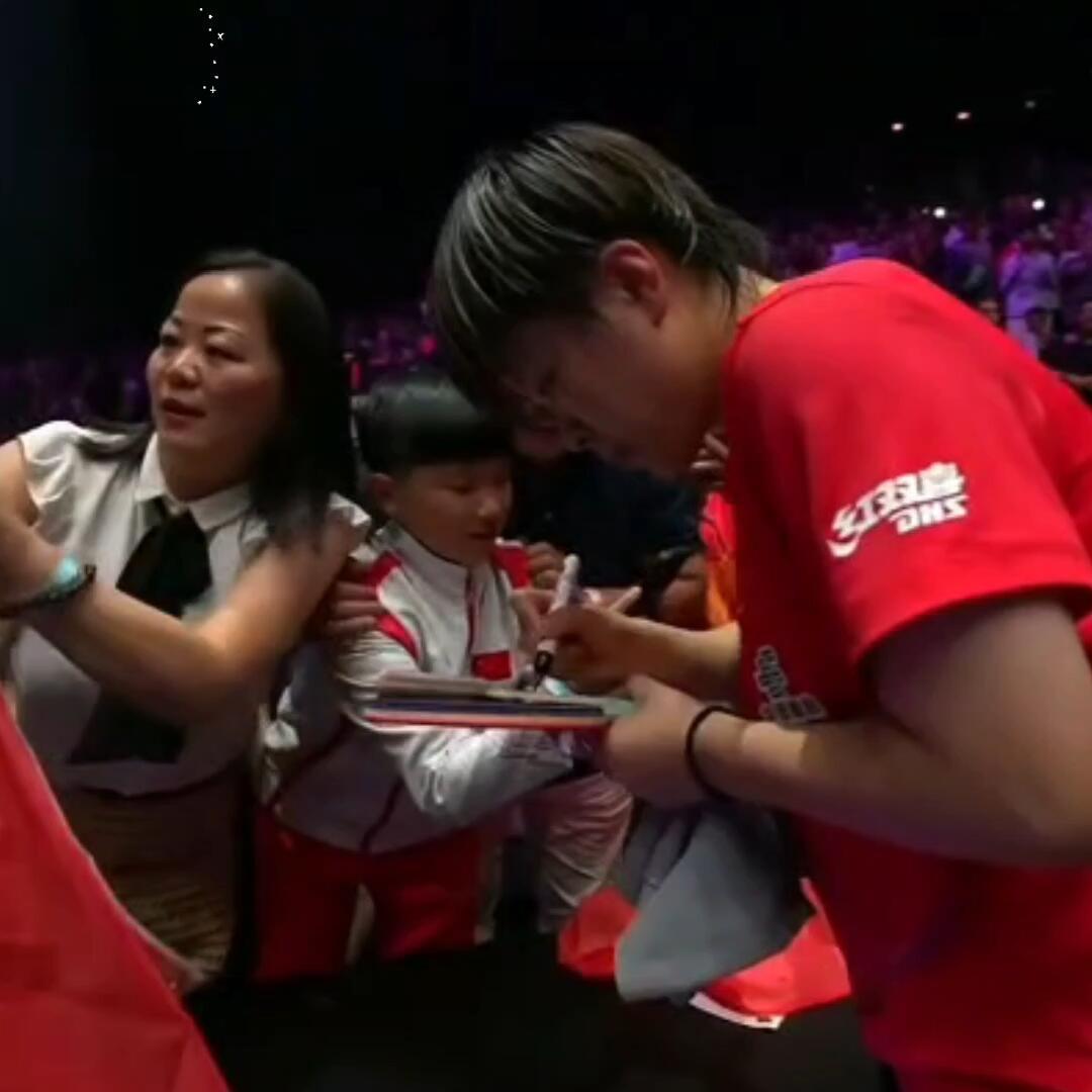 王艺迪太耀眼了，好帅气的大迪，真的让人感觉特别的幸福，这一刻赢了张本，整个人都好