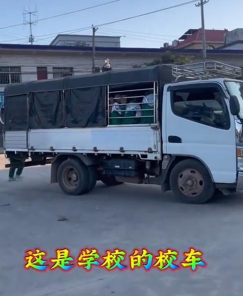 缅北果敢地区的校车是货车改装！

目前果敢地区还做不到购买新校车的财力水平，在国