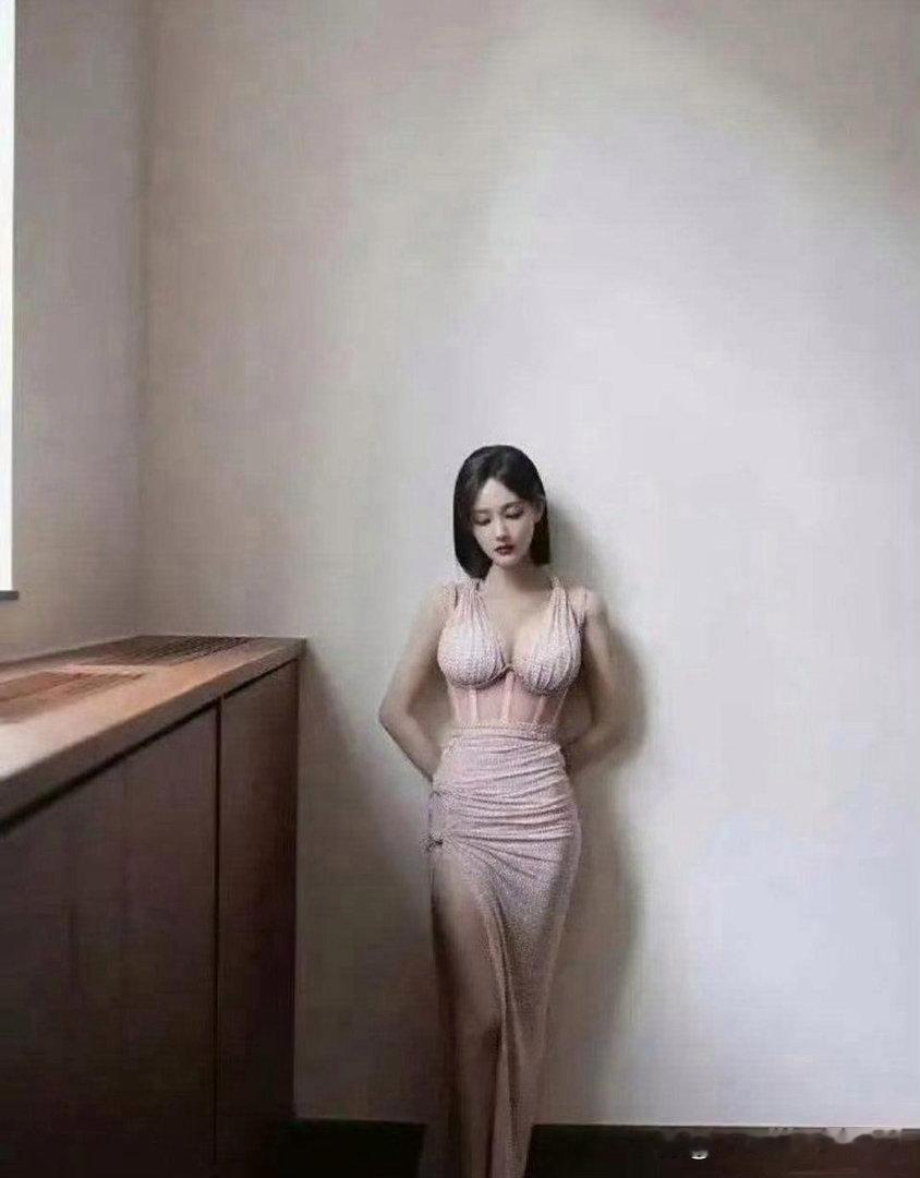 李一桐的身材曲线太过优越，优越身段惊艳众人，属实让人惊叹。 