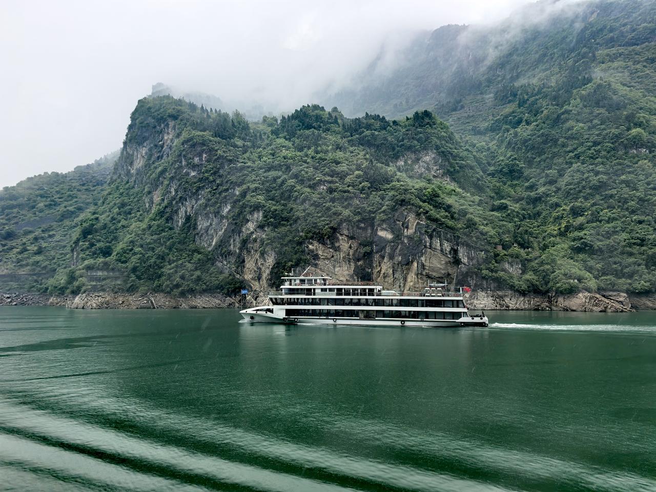 一峡尽烟雨，半江真墨玉，这便是唐诗里的千里江陵了。4月13号西陵峡随拍。