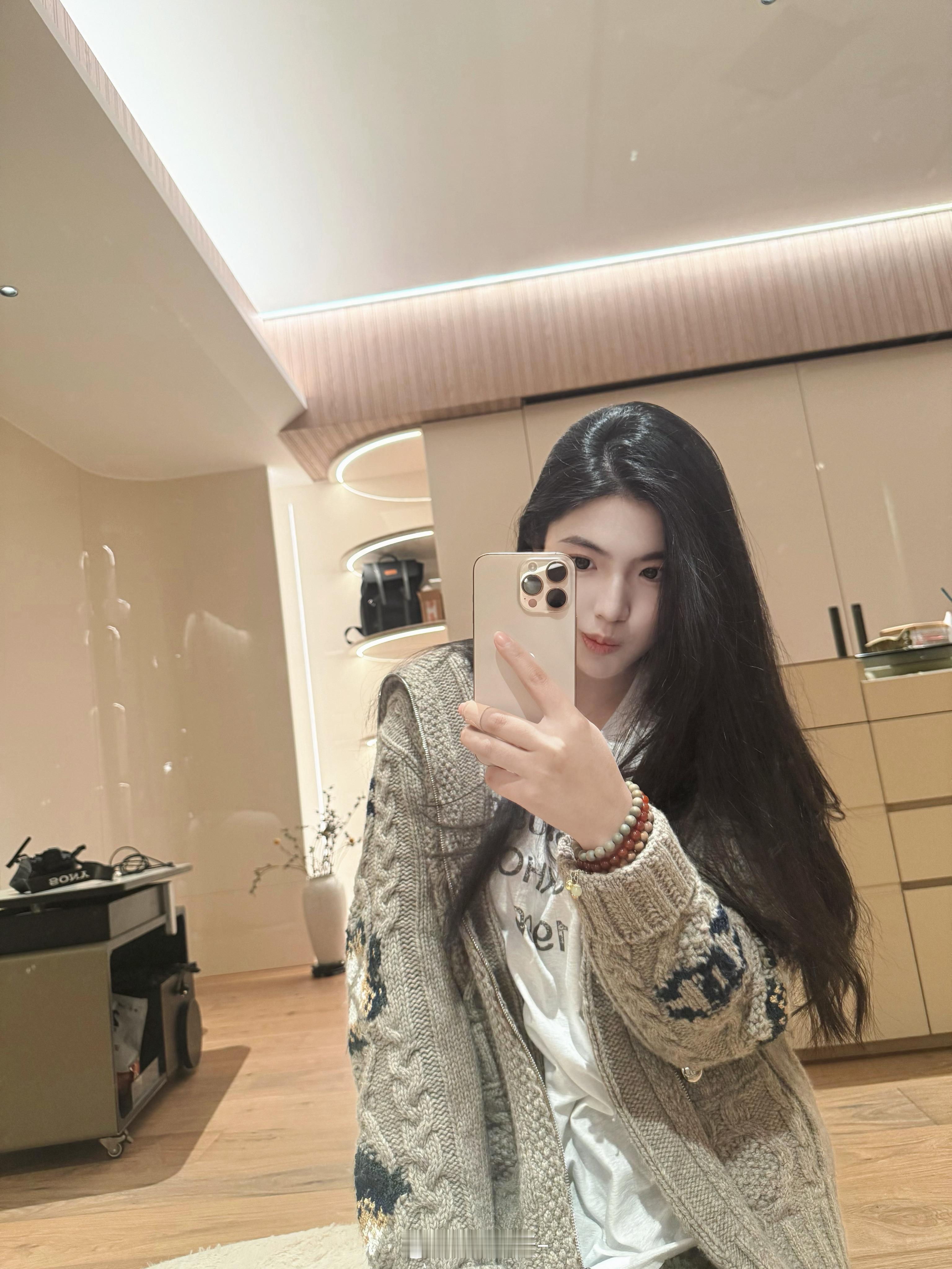 在不影响身体健康和心理健康的前提下真的能瘦瘦吧，翻看这两年胖了一些真的变得不喜欢