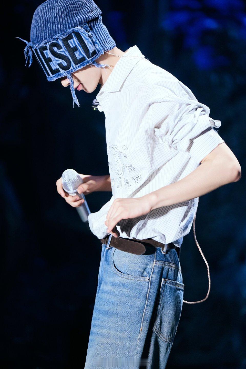 梓渝工作室发了跨年彩排物料，期待舞台