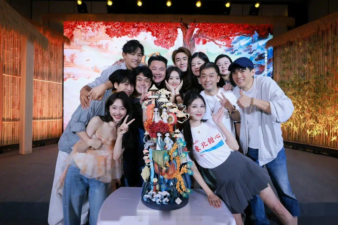 恭喜赵监制第一部剧圆满结束🎉🎉🎉🎉颖宝被大家围在中间，林更新硬要挤个头在