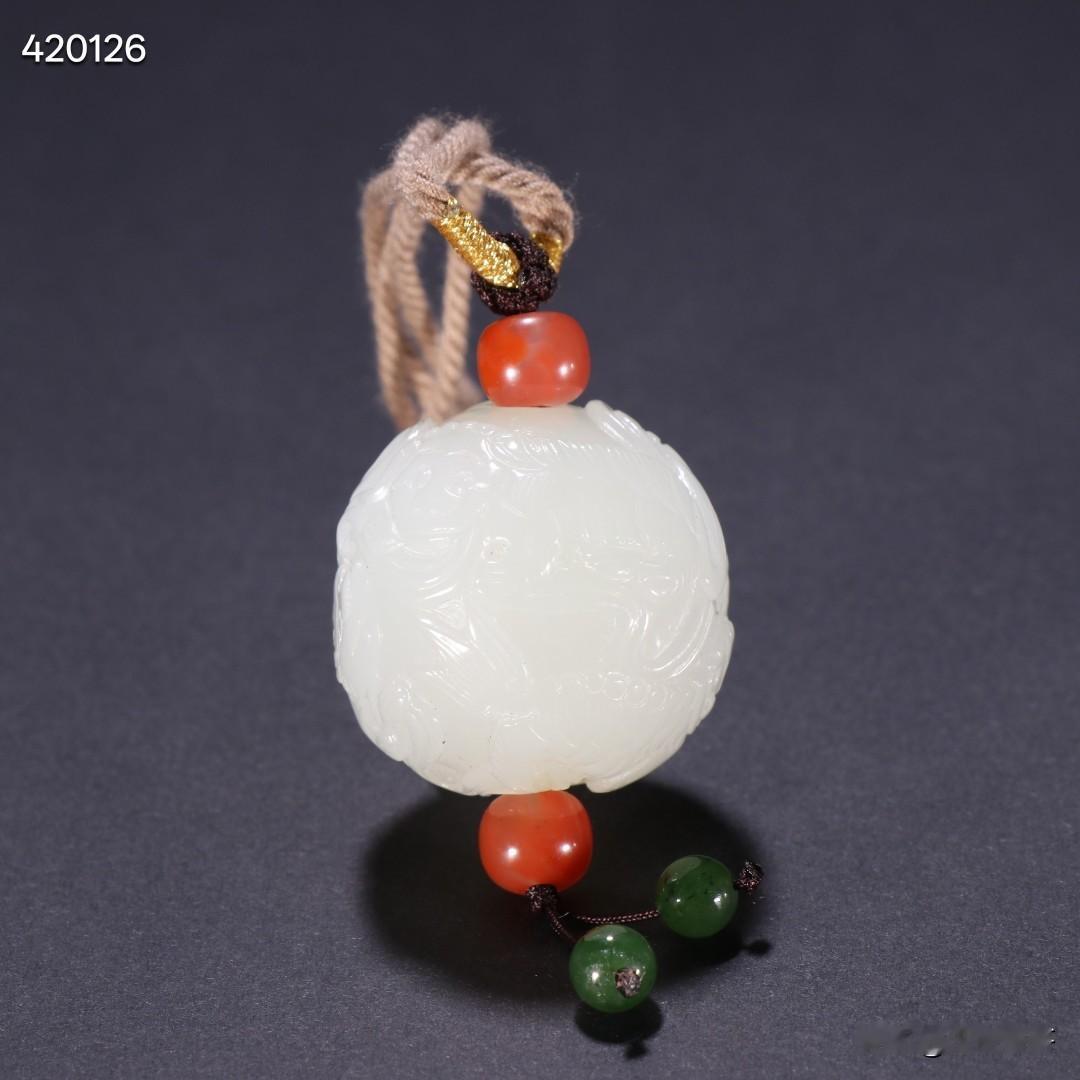 清代 和田玉雕五世同堂玉珠。
规格：珠径2.92cm