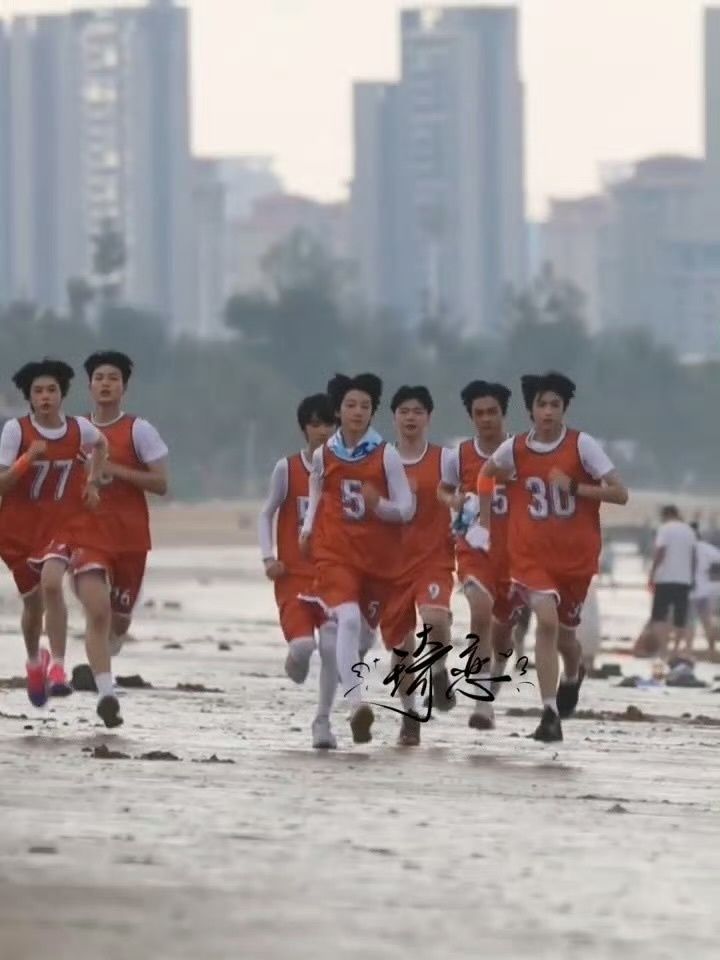 TF四代海边跑步群像感太强了！！ 
