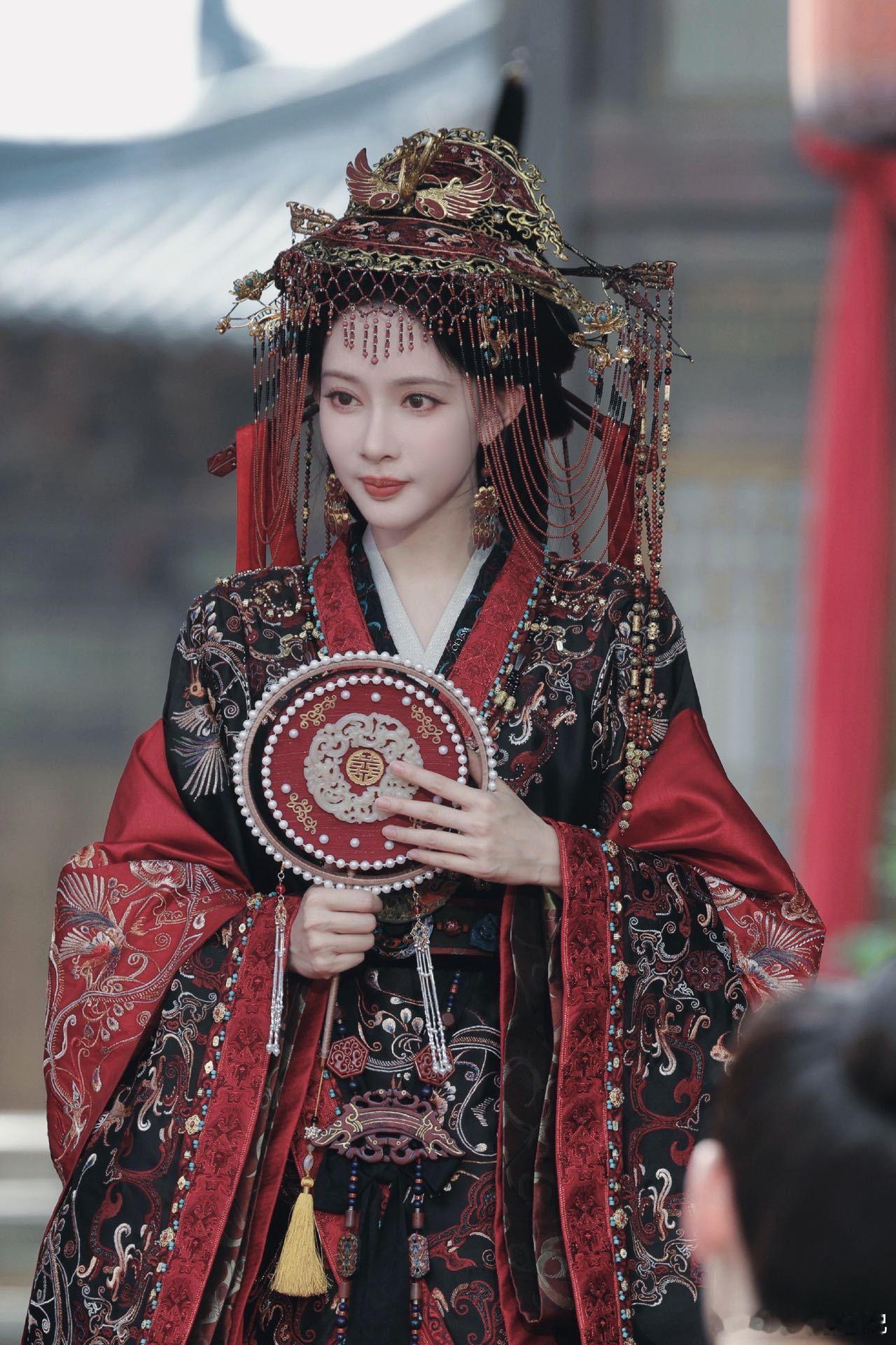 孟子义沈妙婚服 这婚服造型我能看一百遍！孟子义的明艳长相配上正红嫁衣，简直是中式