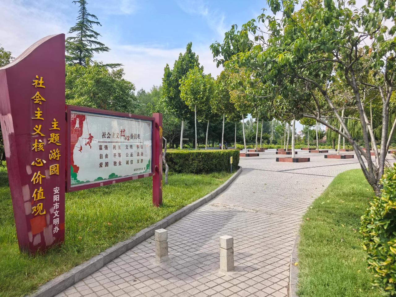 平原桥畔有风景
安阳平原桥边，是一处藏在城市里的好去处。清清的河水缓缓流淌，岸边