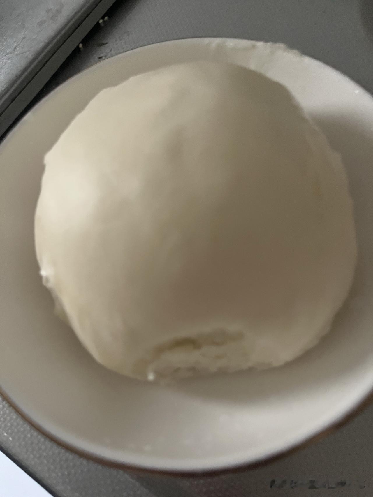 消失的馒头。

我每天早饭大多是糁子粥，上面蒸个鸡蛋再热个馒头。今早洗漱完照例便