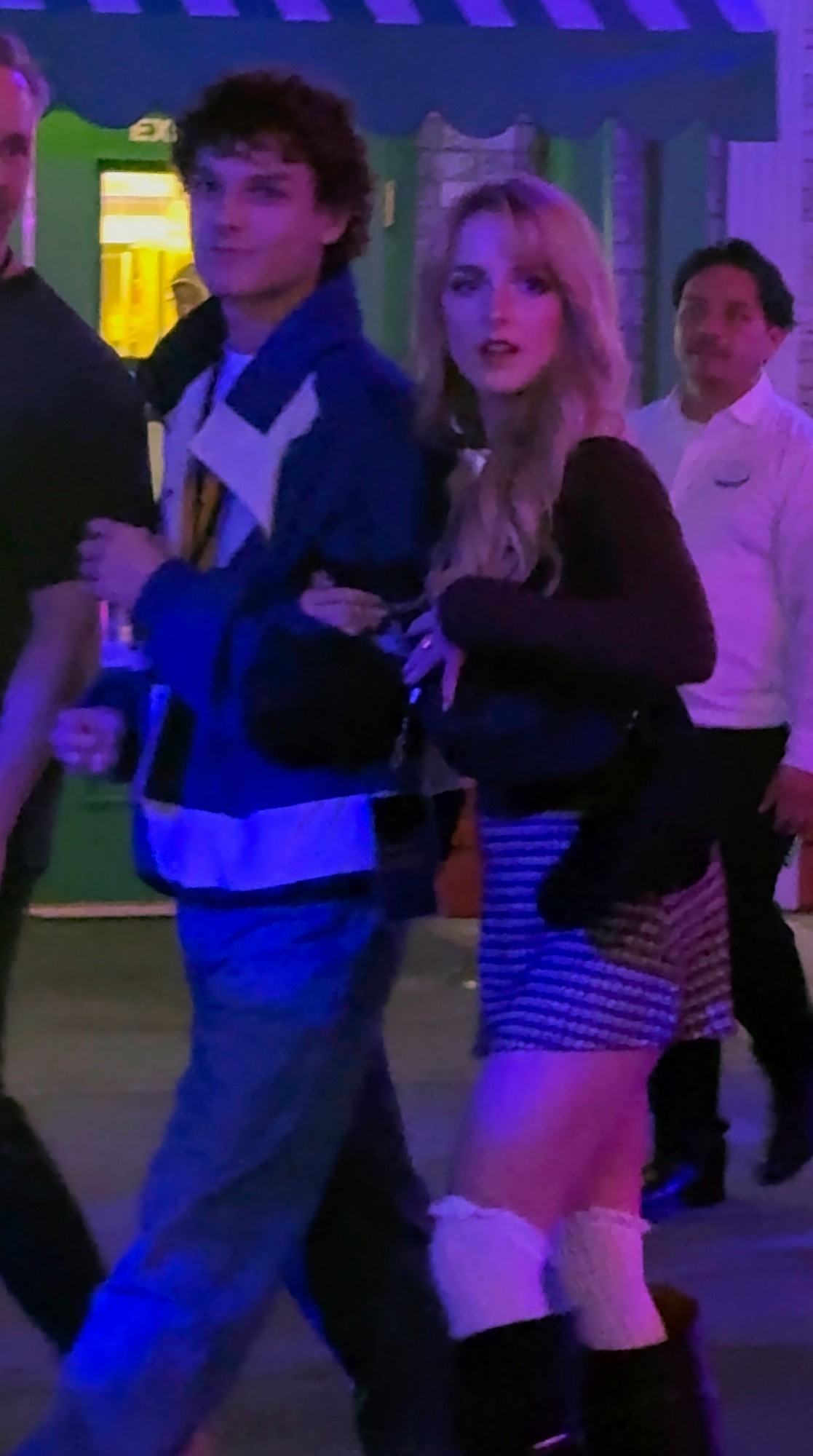 Mckenna Grace和男友Mason Thames 19日洛杉矶外出 ​​