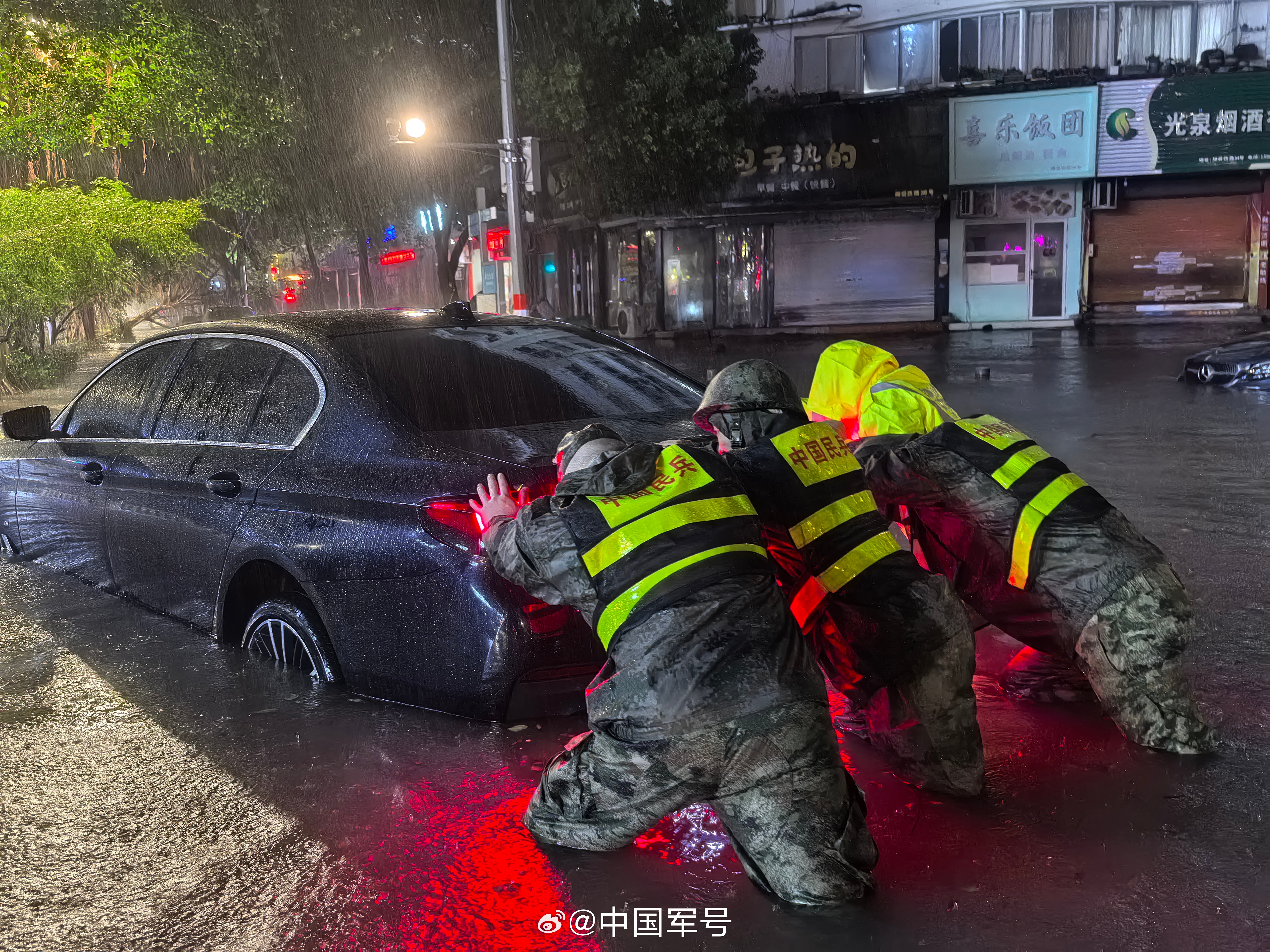 【官兵民兵全力投入抢险救灾】受台风“白海豚”影响，近日，浙江省温州市多地普降暴雨