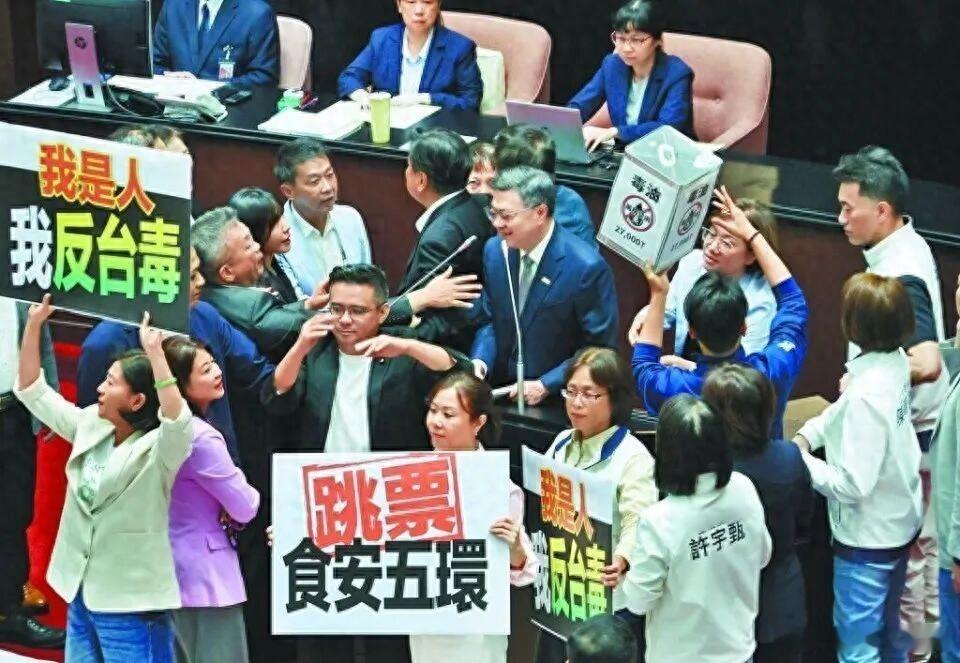 【国民党靠绝食抗议能扳倒民进党当局？孙玉良：典型的“以肉饲虎”】台湾“毒油”风暴