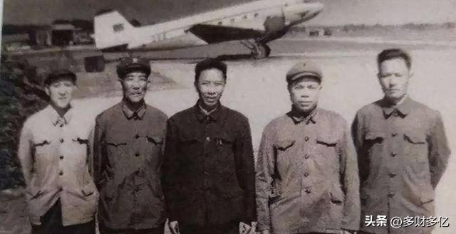 21年隐姓埋名，上甘岭英雄闯军区！秦基伟见信泪崩：红灯开道！
 
1973年，上