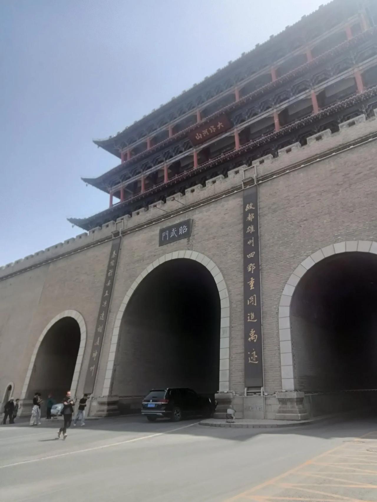 武威南城门很有历史底蕴。始建于隋朝，是为纪念卫王杨爽功绩。它曾历经战乱，只剩两座