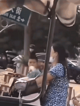 现在的小孩不得了，我像他这么大的时候还在玩泥巴，你看看他在看嘛！真是让人又气又好