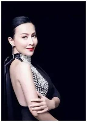 红颜一笑似花开，浓妆淡抹尽妩媚。#谁家玉女俏容颜# #风华绝代俏美女#