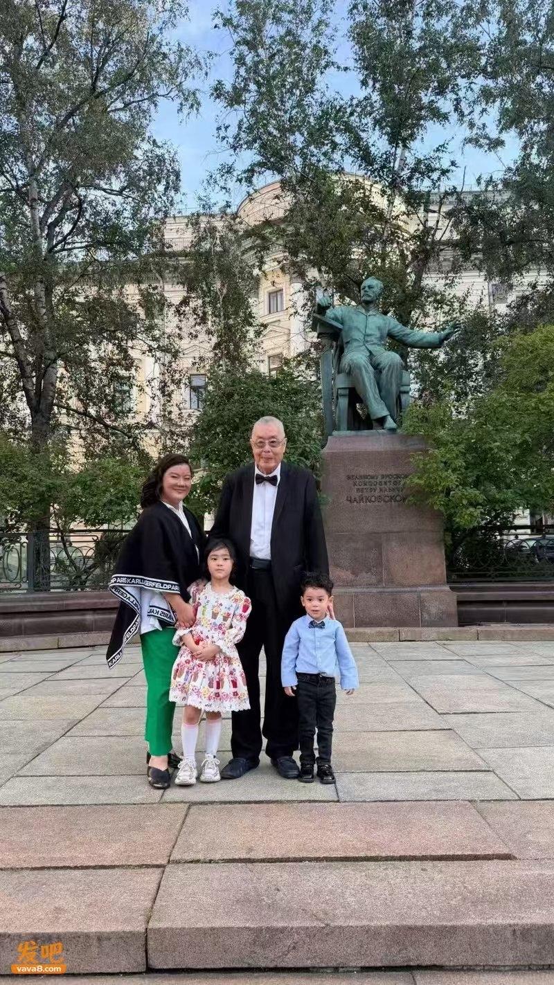 87岁钢琴大师刘诗昆与小自己80多岁一对儿女现身俄罗斯！
我国著名钢琴大师87岁