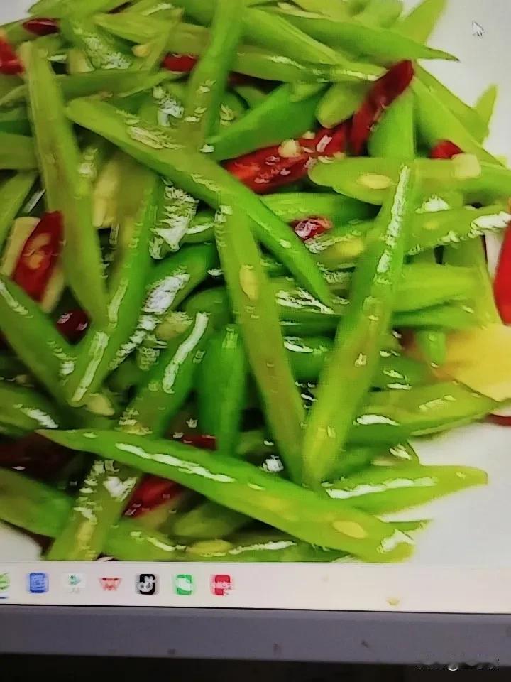 清炒四季豆真是一道简单又美味的家常菜。我做这道菜，先把四季豆掐头去尾，用淡盐水泡