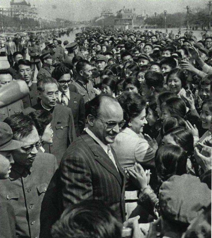 1973年4月19日来访的墨西哥总统埃切维里亚在天安门广场走下汽车与欢迎的群众握