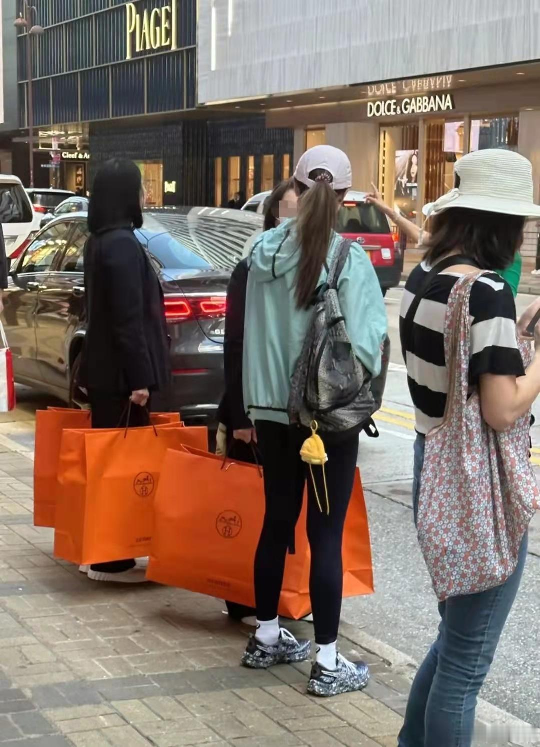 李嘉欣爱马仕扫货，两位工作人员帮忙提东西，她富豪老公是真舍得为她花钱！ ​​​