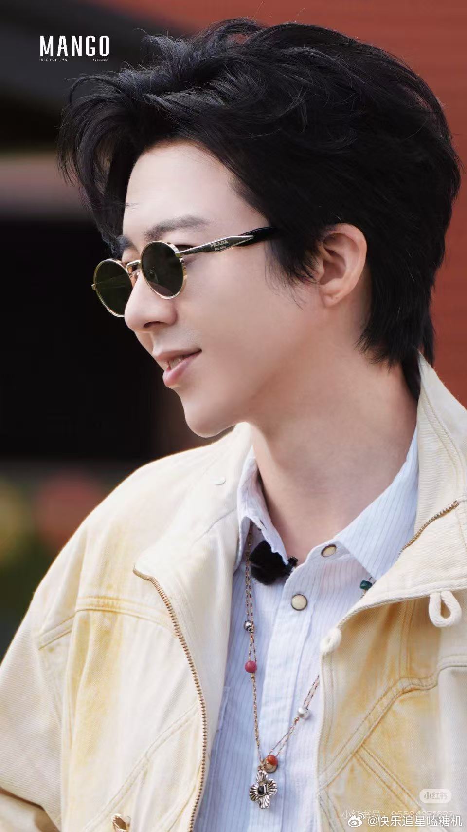 刘宇宁手捧黑玫瑰的救赎感 他手捧黑玫瑰的那一刻，整个人都在发光，那种清冷又温柔的